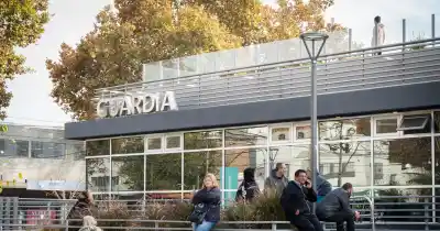 Salió a las 8.20 en su moto y ahora pelea por su vida en el Central