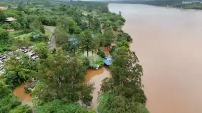 El Paraná sigue subiendo y ya se tragó un destacamento de Prefectura