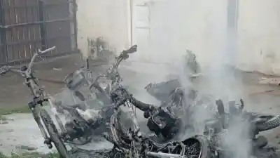 Prendió fuego tres motos dentro de la comisaría y no fue con una sola maniobra