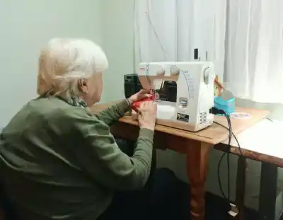 Cose desde los 12, tiene 87 y sus vecinos le piden un deseo imposible: "Chiche, no te mueras nunca"