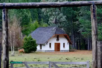 La capilla oculta entre los pinos de Meliquina que casi nadie conoce