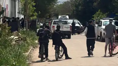 Mostró el arma en el baño del colegio y se le escaparon los tiros: hay un alumno herido
