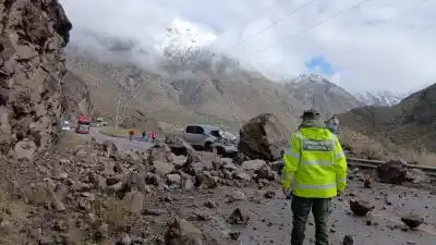 Manejaba por la ruta 7 cuando una roca le aplastó la camioneta: el dato que sorprendió a todos