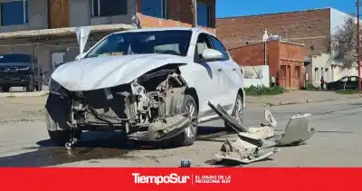 Un Fiat Cronos y una Toyota Hilux chocaron en Río Gallegos: lo que quedó sobre el asfalto