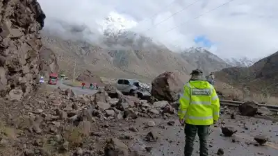 Ruta 7: una camioneta fue alcanzada por las rocas y el corte sigue sin fecha de reapertura
