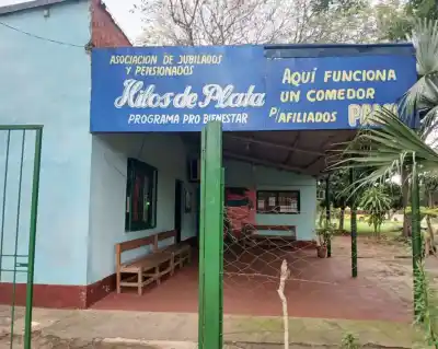 Tres veces en diez días: entraron al comedor de abuelos por un hueco que nadie tapa