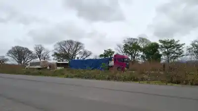 Volcó un camión cargado de papas y cebollas en la Ruta 34: un ocupante terminó internado