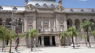 El aumento a estatales de Santa Fe le ganó a la inflación: qué pasará con los sueldos hasta diciembre