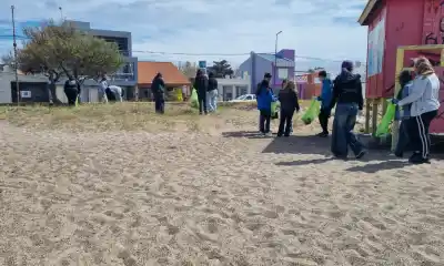 Playa Unión: los alumnos que salieron a limpiar la costa y lo que encontraron los dejó en silencio
