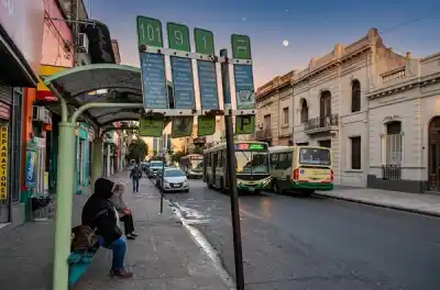 Un video de 1993 expone lo que los tucumanos siguen esperando en la parada del colectivo