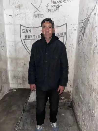 Entró a un kiosco del centro con una tijera cortacadena: lo que descubrió la policía al revisar sus datos