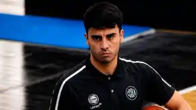 Se retiraba del club tras un partido de U21 y terminó con un golpe de puño en la cara