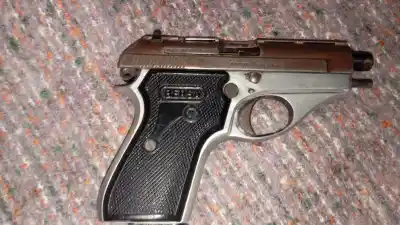 Mostró el arma en el baño de la escuela y terminó con dos balas en el cuerpo
