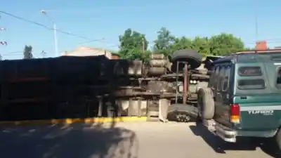 Quiso ponerse el cinturón antes del control y el camión terminó tumbado en la ruta
