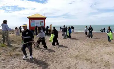 Más de 70 estudiantes limpiaron Playa Unión: qué encontraron en la costa