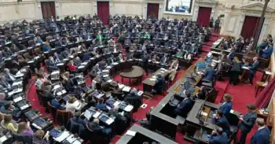 Ocho años como empleado y de golpe monotributista: el caso que hizo explotar al Congreso
