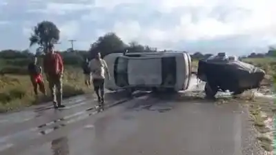 Un vehículo remolcando un carro perdió el control y terminó volcado: lo que encontraron en la ruta dejó a todos en vilo