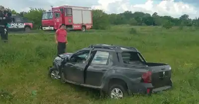 Impactó contra un camión en la autopista a Córdoba y una mujer murió en el acto