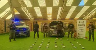 Gendarmería paró una EcoSport que venía de Jujuy: los 34 "ladrillos" que escondía adentro