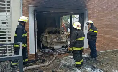 Compró un auto nuevo hace días y terminó destruido dentro de su propio garaje