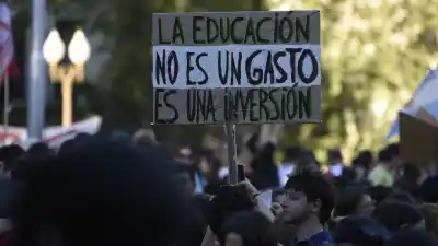 Médicos de Rosario se suman a la marcha universitaria y apuntan contra un decreto