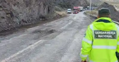 Una camioneta fue impactada por rocas en Alta Montaña: qué pasó con el conductor