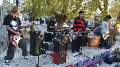 Música, ferias y cero apoyo oficial: la movida juvenil que crece en Caleta Olivia