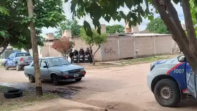 Se encadenó a un árbol y quemó cubiertas en el Barrio Urbano 34: el motivo que desató todo