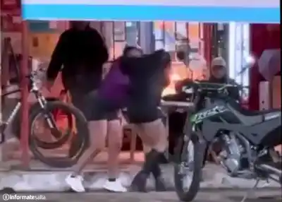 La siguieron desde un boliche de Tartagal hasta Mosconi y la golpearon: hay un video