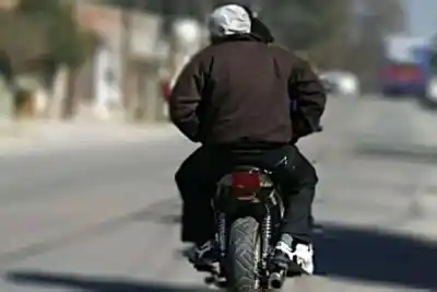 Salió de su estudio y un motochorro le arrebató la cartera: adentro había algo que no esperaba