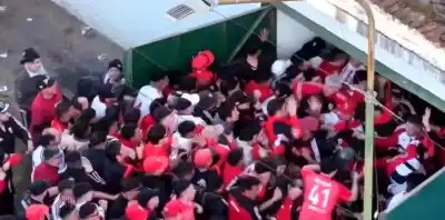 River en Junín: el ingreso que terminó con un cachetazo a un policía y gente en el piso