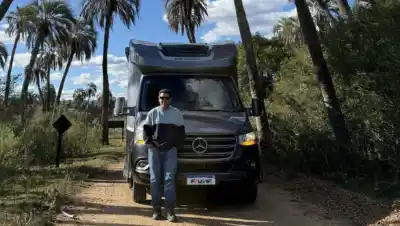 Dejó su oficina de 30 años, armó un motorhome y maneja su agencia desde el lago Huechulafquen