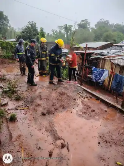 El agua les llegó a la puerta y tuvieron que irse: seis familias evacuadas en Puerto Iguazú