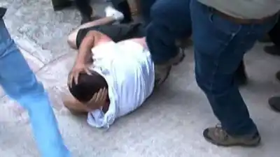 Intentó vender un televisor robado en la calle y los vecinos no lo dejaron llegar muy lejos