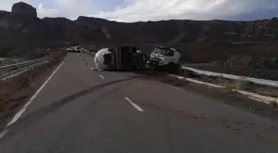 Un camión cisterna con gas volcó en la Ruta 40: por qué el corte en Malargüe puede durar