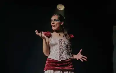 Dos obras llegan al Medano: humor, absurdo y una mirada crítica que no te esperás