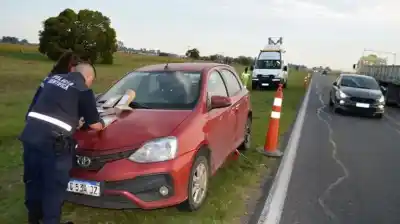 Se detuvo a cambiar un neumático en la ruta y lo que pasó después conmocionó a todos