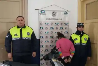 Atrapan a una joven monteriza intentando llevarse gallos de riña