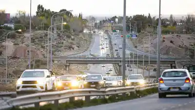 Ruta 7: obreros en la rotonda exZanon y una salida a Vaca Muerta que sigue cortada
