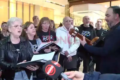 El coro que salió a cantar rock por los negocios de la peatonal: "Ya hemos cantado en unos 15"