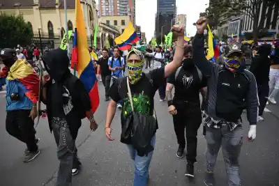 De la Espriella estrena su protocolo de fuerza en medio de una protesta que enciende a Colombia