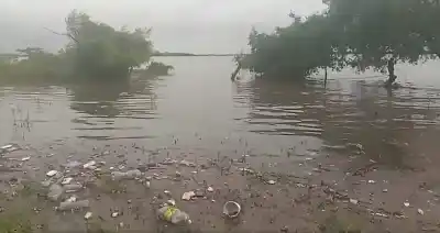 El río ya les entra a las casas en el barrio Quilmes y piden ayuda urgente