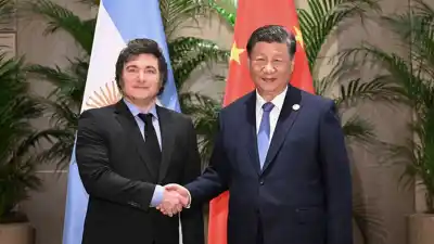 Milei ya viajó 20 veces a EE.UU. y a China ni una: mientras tanto, Caputo negocia con Beijing el swap que sostiene las reservas