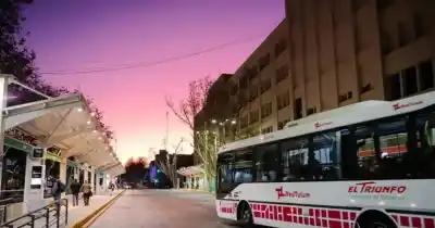 Colectiveros y empresarios vuelven a sentarse a negociar: hay cuatro meses de sueldos que siguen sin pagar