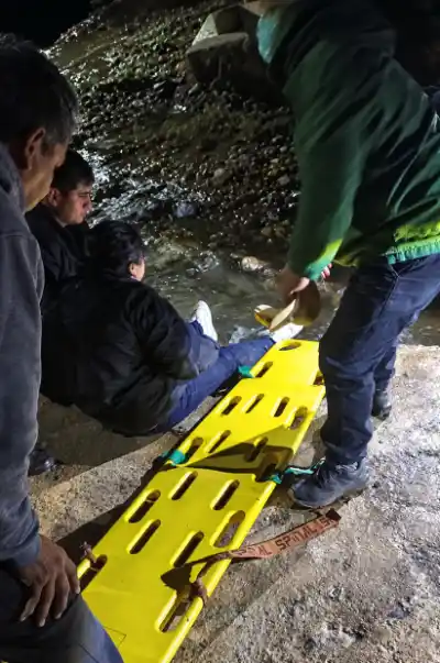 Se tiró al río desde el puente de Tranquitas y los vecinos se metieron para sacarla