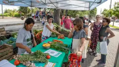 Monte Cristo: la feria que crece y suma un canje de reciclables sobre San Martín