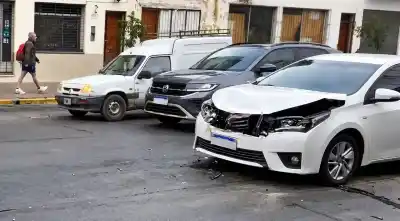 Un patrullero chocó en pleno centro: qué vehículo se llevó la peor parte