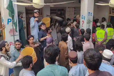 Un techo se derrumbó sobre otro y atrapó a los chicos en plena clase: el drama en una escuela de Pakistán