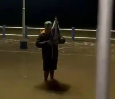 Camina entre las aguas de Itatí con la Virgen en brazos mientras el río sigue subiendo