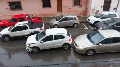 Dos autos chocaron en pleno centro de Jujuy: la calle que quedó complicada y la versión que tomó fuerza